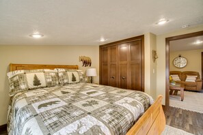 4 bedrooms, iron/ironing board, travel cot, WiFi - Platte Vacation Rental ~ 3 Mi to Missouri River! (Platte)