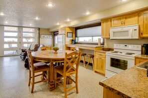 Fridge, microwave, oven, stovetop - Platte Vacation Rental ~ 3 Mi to Missouri River! (Platte)