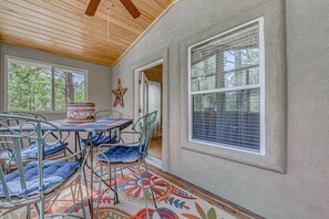 Outdoor dining - Ruidoso Mountain Cabin w/ Deck, 1 Mi to Hiking (Ruidoso)