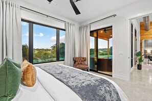 3 habitaciones, escritorio y tabla de planchar con plancha 