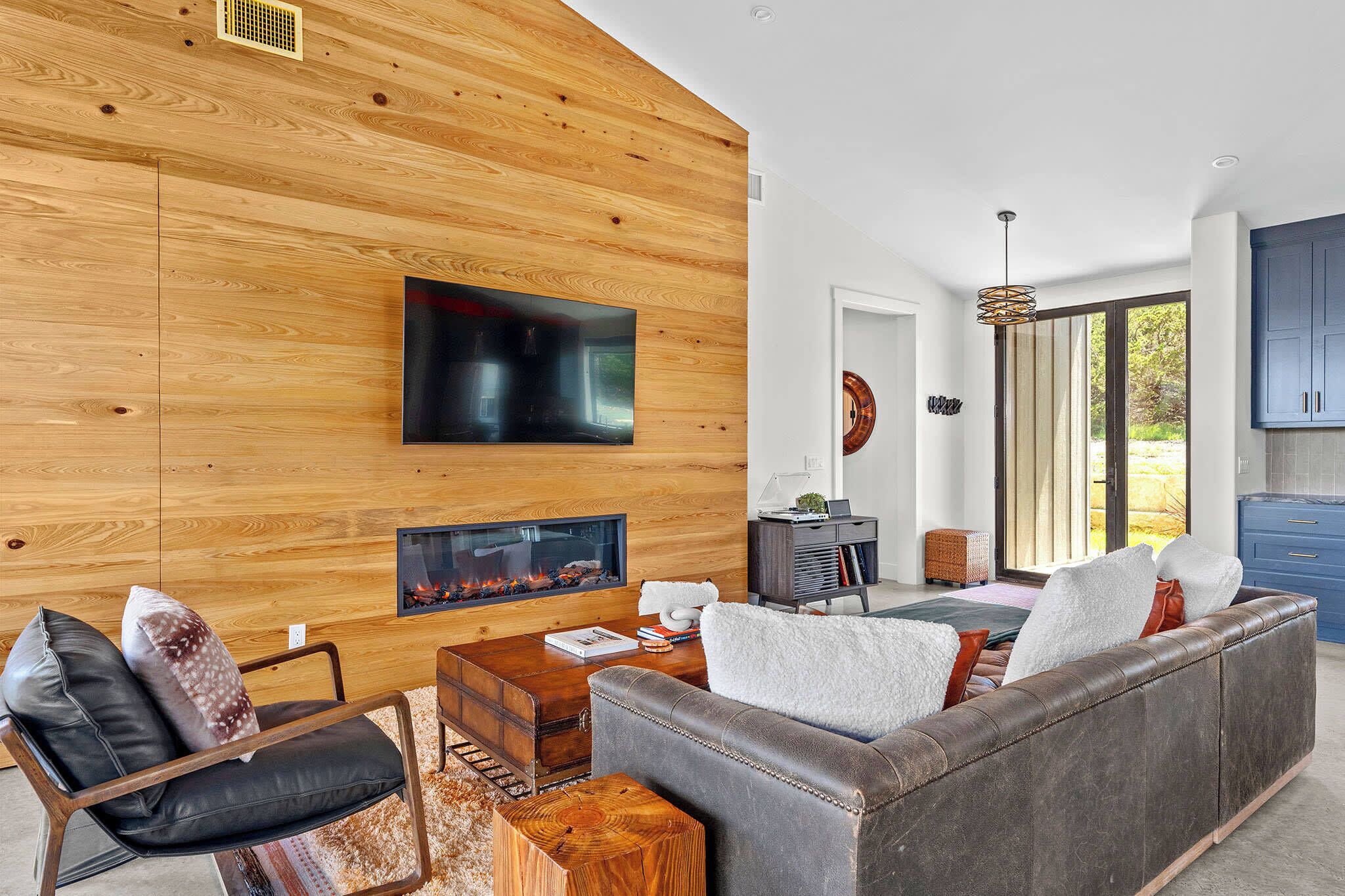 Una televisión, una chimenea, una oficina