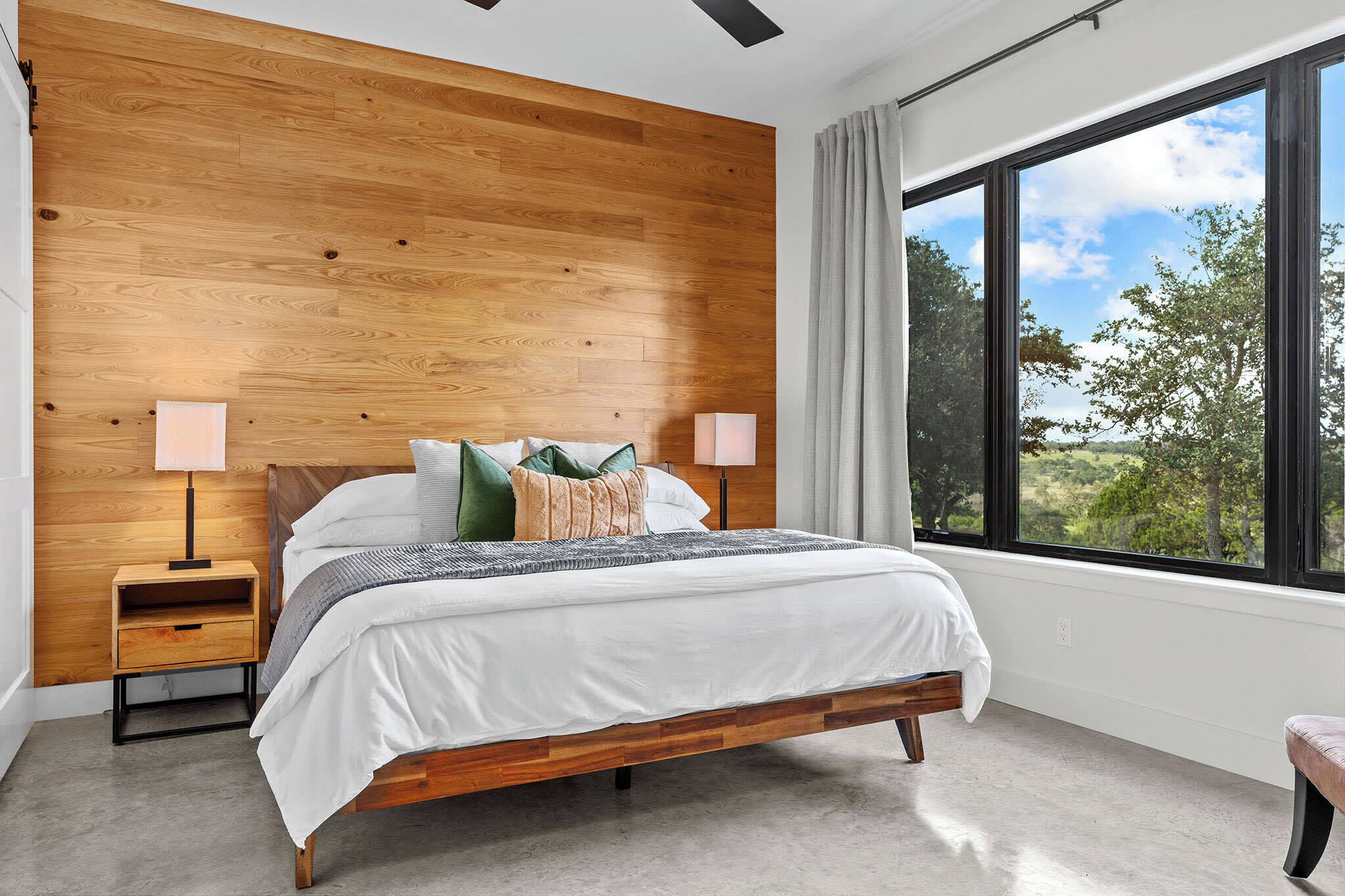 3 soverom, skrivebord, strykejern/-brett og reiseseng for barn