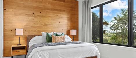 3 soverom, skrivebord, strykejern/-brett og reiseseng for barn