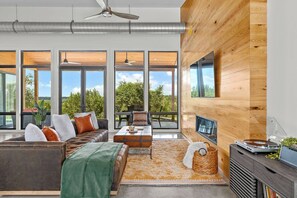 电视、壁炉、办公室