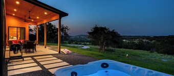 Outbound Ranch, Hot Tub, Sauna, Fire Pit!