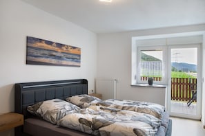 2 bedrooms, free WiFi, bed sheets - Krummel vacation apartment with private terrace and WLAN (Edertal)