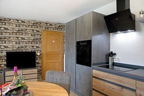 Kjøleskap, ovn, kokeplater og oppvaskmaskin