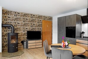 Dining - Krummel vacation apartment with private terrace and WLAN (Edertal)