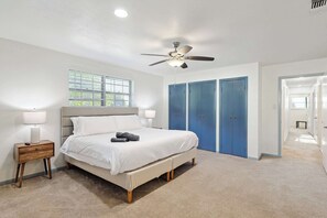 6 bedrooms, desk, iron/ironing board, travel cot - Spectacular 6BR 2.5B Home with Pool (Queens County)