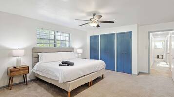 6 bedrooms, desk, iron/ironing board, travel cot