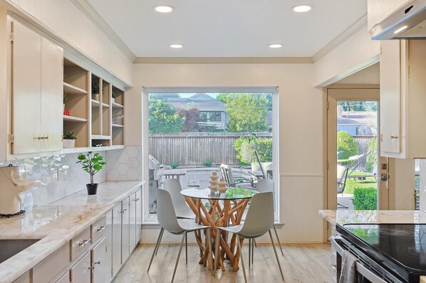 Fridge, microwave, oven, stovetop - Spectacular 6BR 2.5B Home with Pool (Queens County)