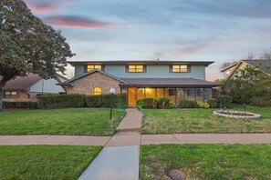 Exterior - Spectacular 6BR 2.5B Home with Pool (Queens County)