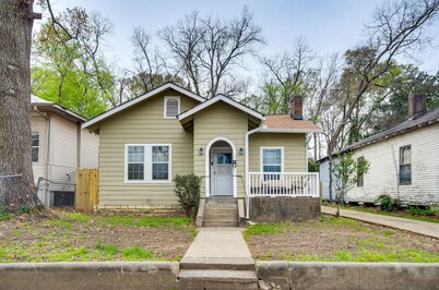 Cozy Vicksburg Home w/ Patio ~ 1 Mi to Riverfront!