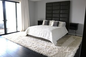 Desk, travel cot, free WiFi, bed sheets - Spacious Beautiful Modern Home in Sherman Oaks! (Los Angeles)