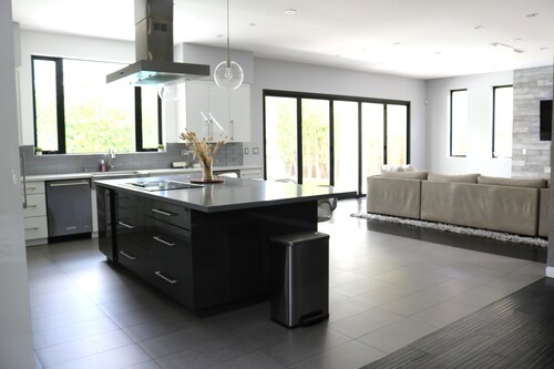 Spacious Beautiful Modern Home in Sherman Oaks!