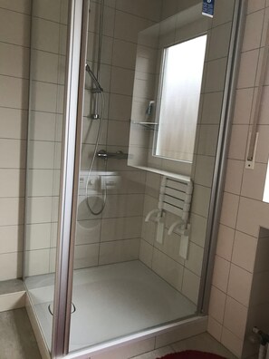 Dusche, kostenlose Toilettenartikel, Haartrockner, Handtücher
