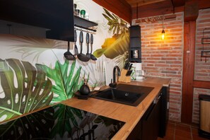 Frigorifero, microonde, forno, piano cottura