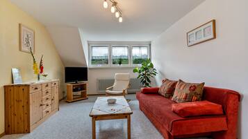 Fernseher, Tischtennisplatte, Stereoanlage