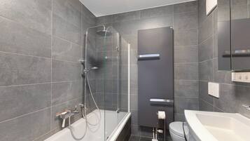 Dusche, Haartrockner, Handtücher