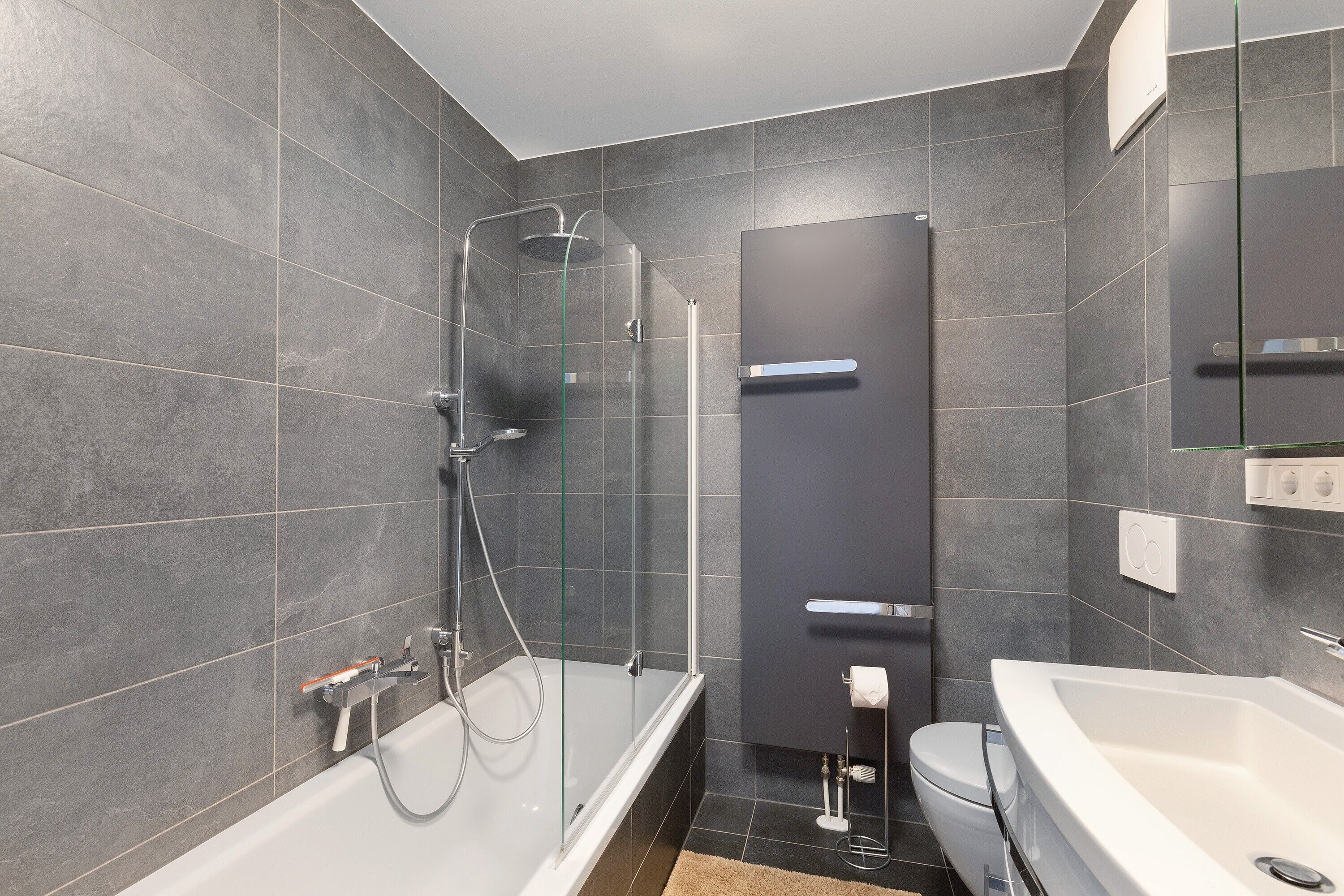 Dusche, Haartrockner, Handtücher