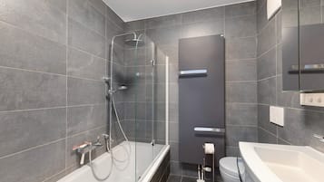 Dusche, Haartrockner, Handtücher