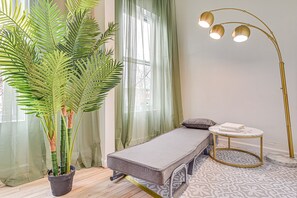 Spa - Downtown Albany Vacation Rental - Chic & Walkable! (Albany)