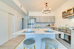 Fridge, microwave, oven, stovetop - Downtown Albany Vacation Rental - Chic & Walkable! (Albany)