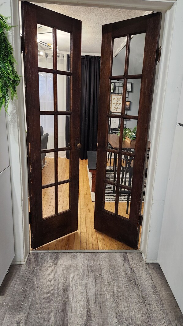 Interior - Casual CLE: 10% off 2+ Nights + free late checkout (Cleveland)