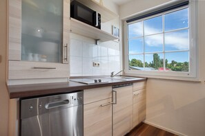 Frigorifero, microonde, piano cottura, lavastoviglie