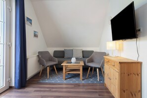 Una televisión, un reproductor est éreo