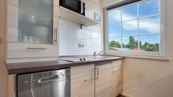 Kühlschrank, Mikrowelle, Herdplatte, Geschirrspüler