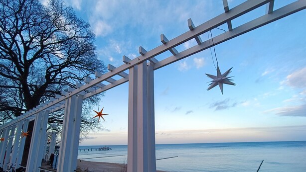 A coastal walkway with a metal railing, a star decoration, and a view of the sea. - Apartment 'Fewo 2' with Balcony and Wi-Fi (Koserow)