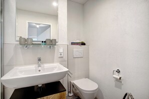 Shower, hair dryer, towels - Apartment 'The View' with Mountain View, Balcony and Wi-Fi (Bad Reichenhall)