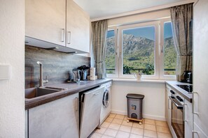 Fridge, microwave, oven, stovetop - Apartment 'The View' with Mountain View, Balcony and Wi-Fi (Bad Reichenhall)
