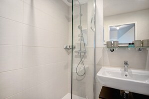 Douche, séchoir à cheveux, serviettes fournies