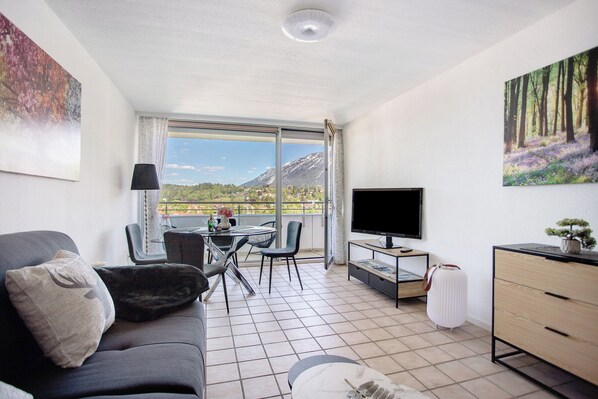 TV - Apartment 'The View' with Mountain View, Balcony and Wi-Fi (Bad Reichenhall)