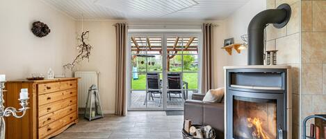 Fernseher, Kamin, DVD-Player, Stereoanlage