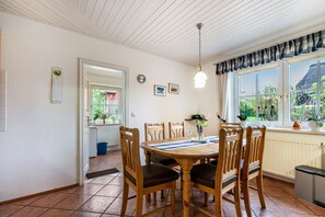 Dining - Apartment 'Ferienwohnung Anke Volkmann' with Private Terrace, Private Garden and Wi-Fi (Offenbüttel)