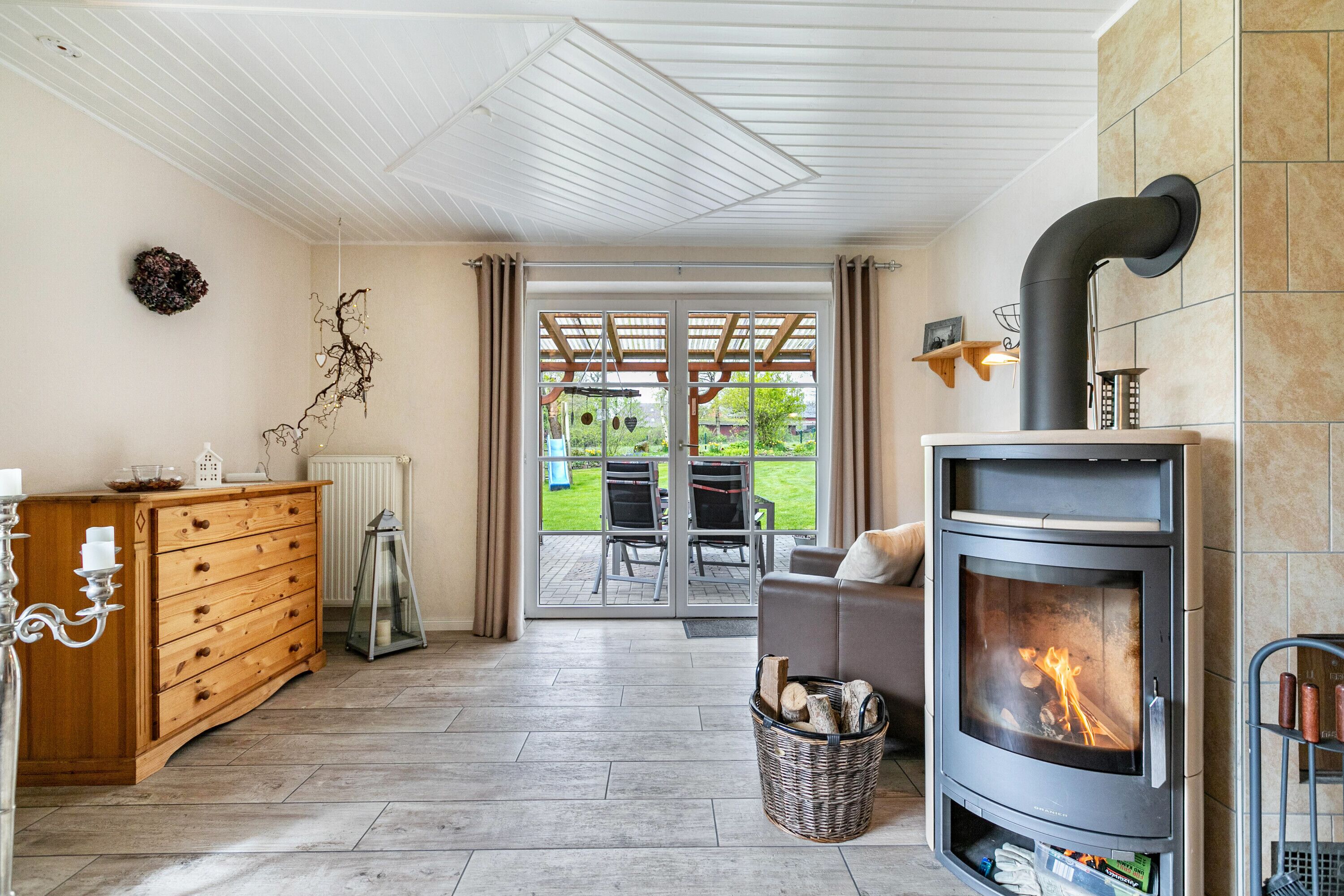 Televisión, chimenea, reproductor de DVD, estéreo