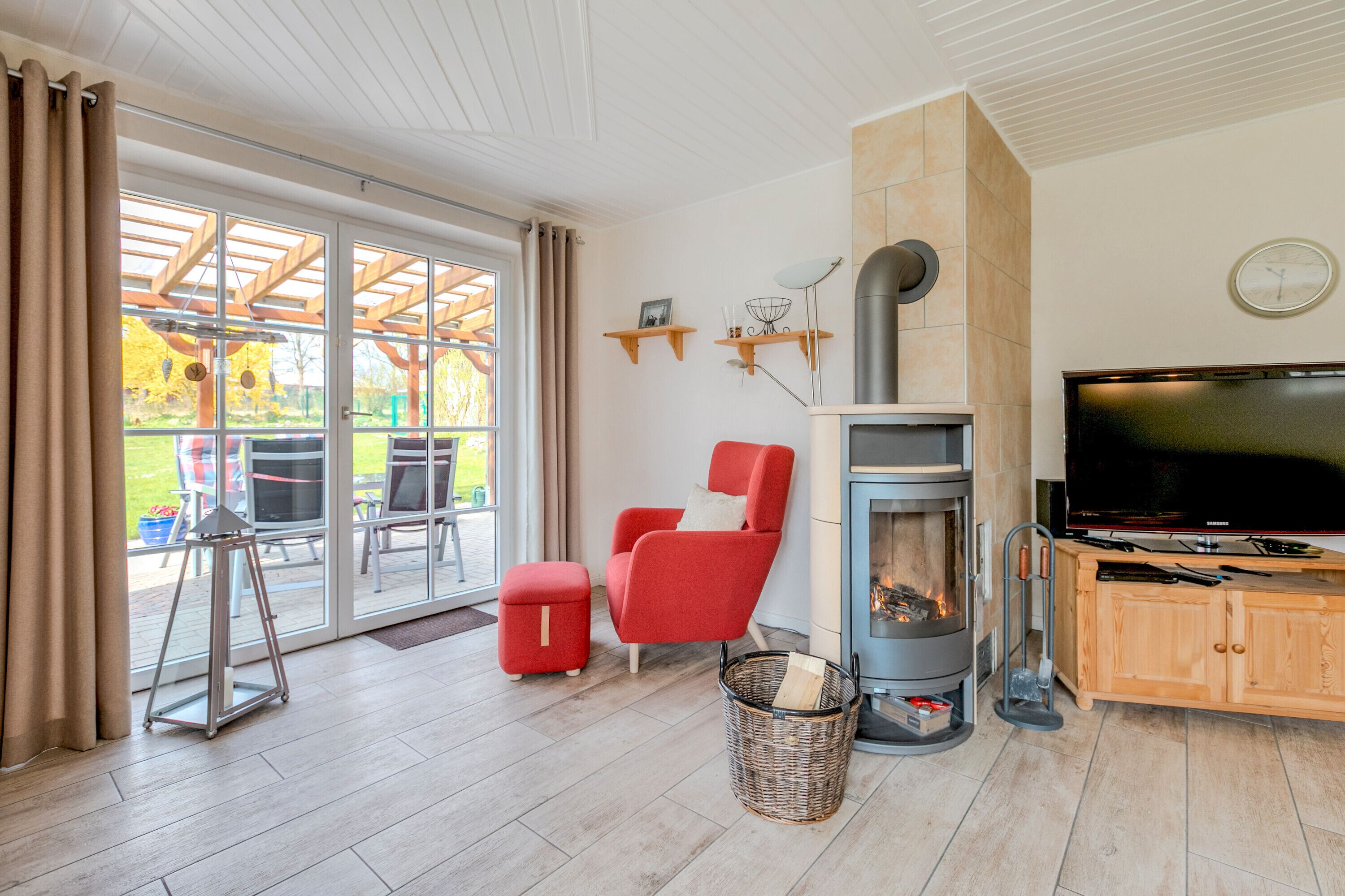 Fernseher, Kamin, DVD-Player, Stereoanlage