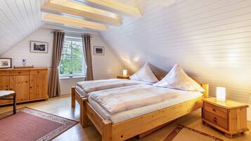 3 bedrooms, iron/ironing board, free WiFi, bed sheets