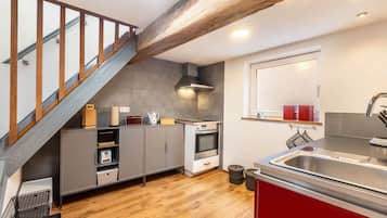 Fridge, oven, stovetop, dishwasher