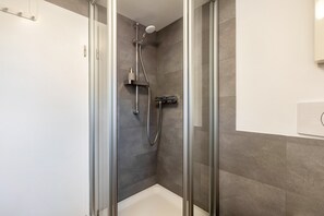 Douche, articles de toilette gratuits, sèche-cheveux