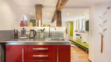 Een koelkast, een oven, een kookplaat, een vaatwasser