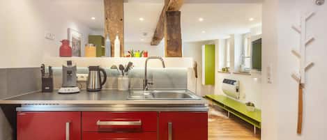 Fridge, oven, stovetop, dishwasher