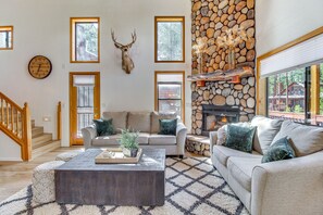 TV, fireplace - Pet-Friendly Cabin w/ Fire Pit in Pinetop! (Pinetop)