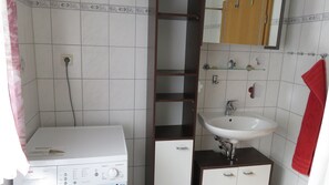 Shower, towels - Apartment 'Hof Gerbert' with Shared Garden and Wi-Fi (Halenbeck-Rohlsdorf)
