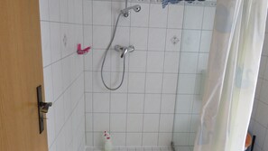 Een douche, handdoeken