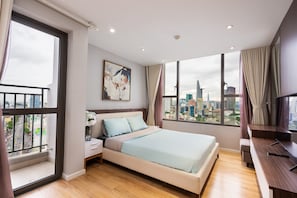 Departamento panorámico | Muebles diferentes, escritorio y espacio para trabajar con laptop