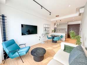 Apartamento família | Área de estar | TV de tela plana 45 polegadas com canais a cabo, Netflix